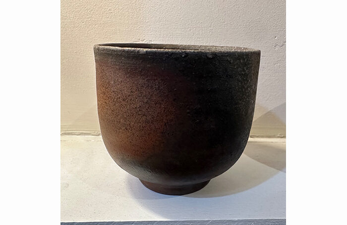 023-03  Erupu / 赤  H 6 in x W 5 in x D 5 in  Stoneware and natural wood ash glaze  SOLD